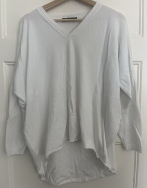 M Made in Italy XS White Solid V-Neck Long Sleeve Pullover High-Low Top